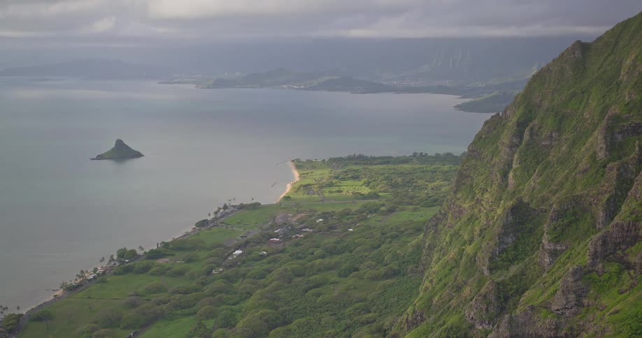 Epic high-angle landscape view of the Kualoa coastline and Mokoliʻi island in Hawaii on a cloudy day