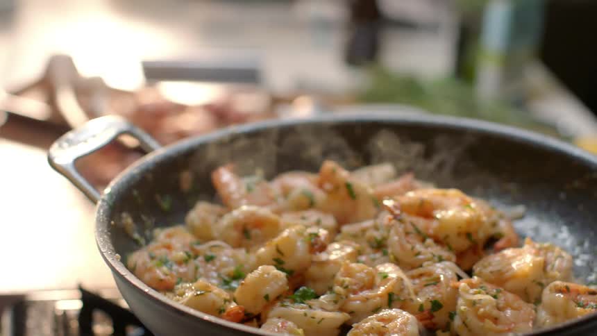 Shrimp is sauteed in a frying pan