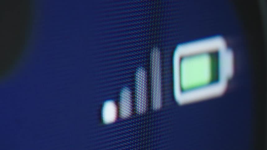 A macro close-up of a digital screen shows the cellular signal being lost while the battery level remains charged
