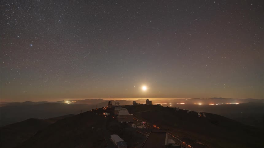 A stunning timelapse of the moon setting and stars rotating across the night sky over the Cerro Tololo Inter-American Observatory in Chile