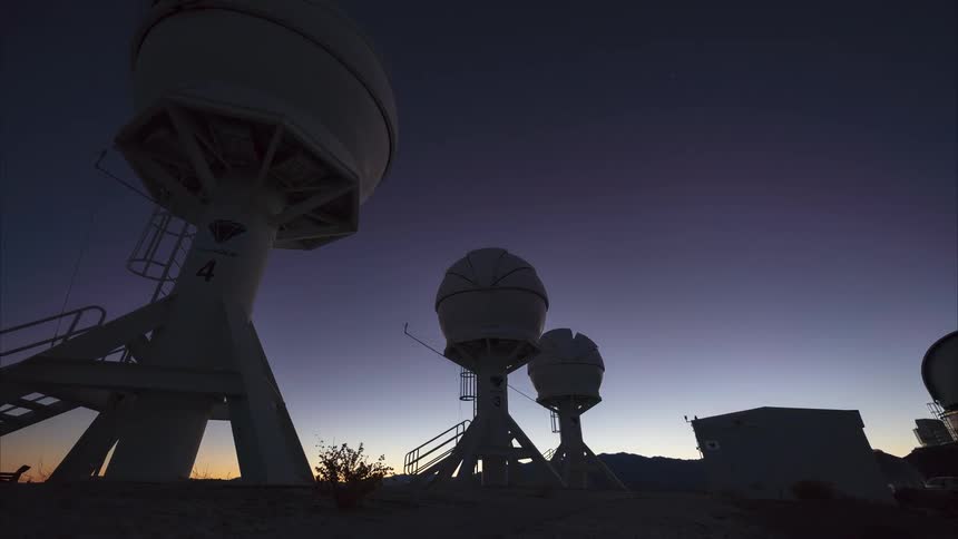 A stunning time-lapse from night to day shows the Milky Way and a colorful sunrise over the BlackGEM astronomical observatory