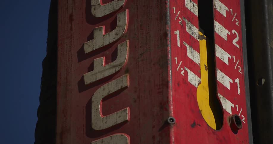 Yellow marker moves in a red pipe