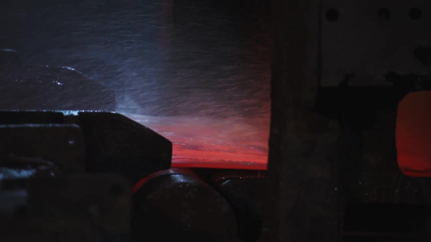 Water sprays on the hot conveyor belt