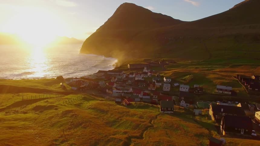 Settlement of houses at the edge of the ocean