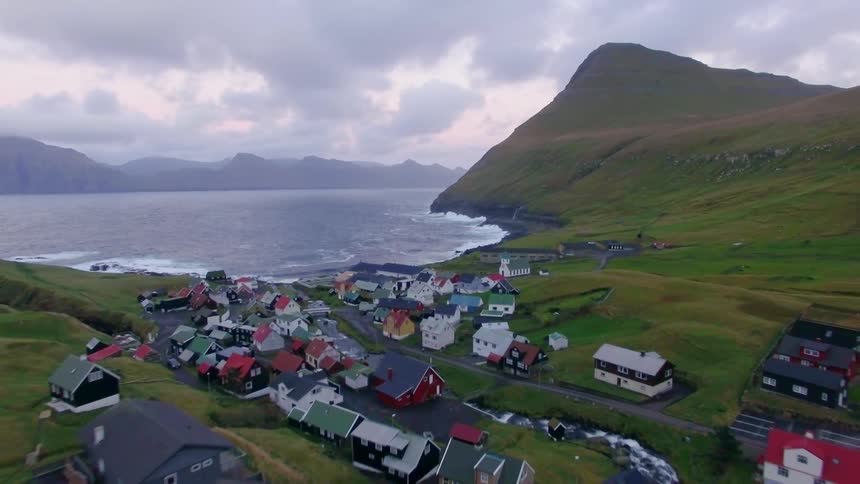 Settlement of houses at the edge of the ocean