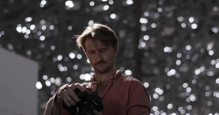 Man holding a camera and takes a picture