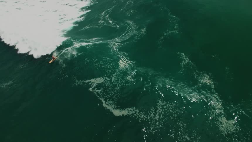 The large waves slowly go towards the shore