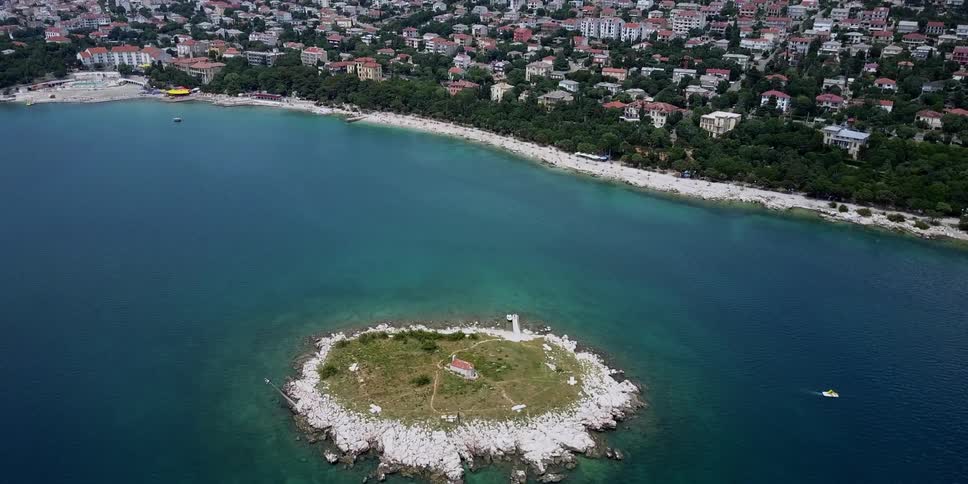 A small island is off the coast of this city