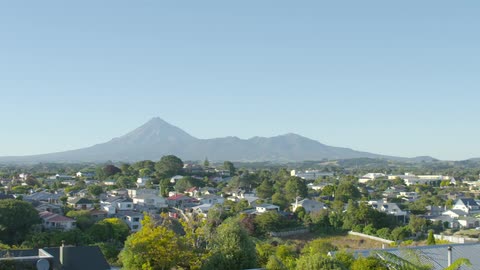 A view of a city at the foot of the mountains