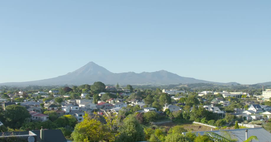A view of a city at the foot of the mountains