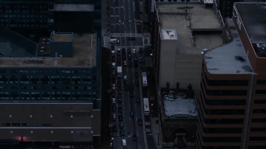 The roads of the city are full of vehicles traveling