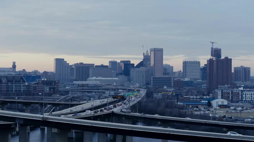 A city has highways all turning around full of vehicles