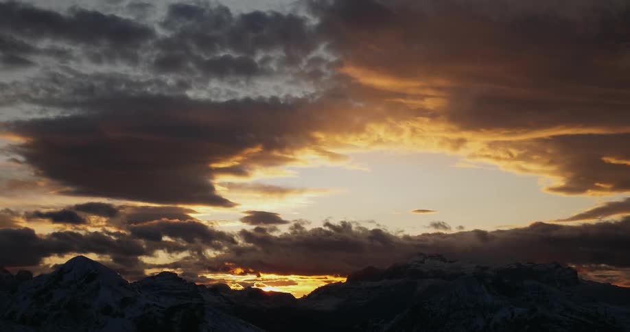 A view of the sky at dusk and the clouds moving