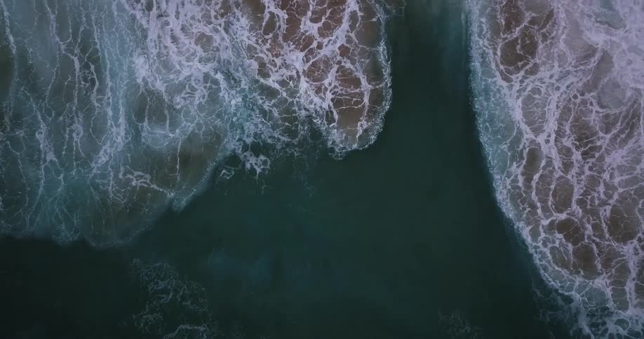 Overhead view of ocean waves splashing