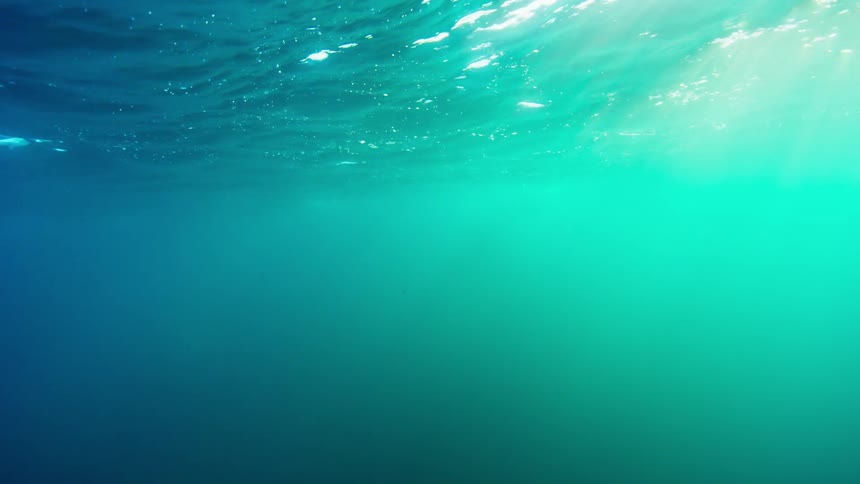 Water ripples and flows at the surface of the ocean