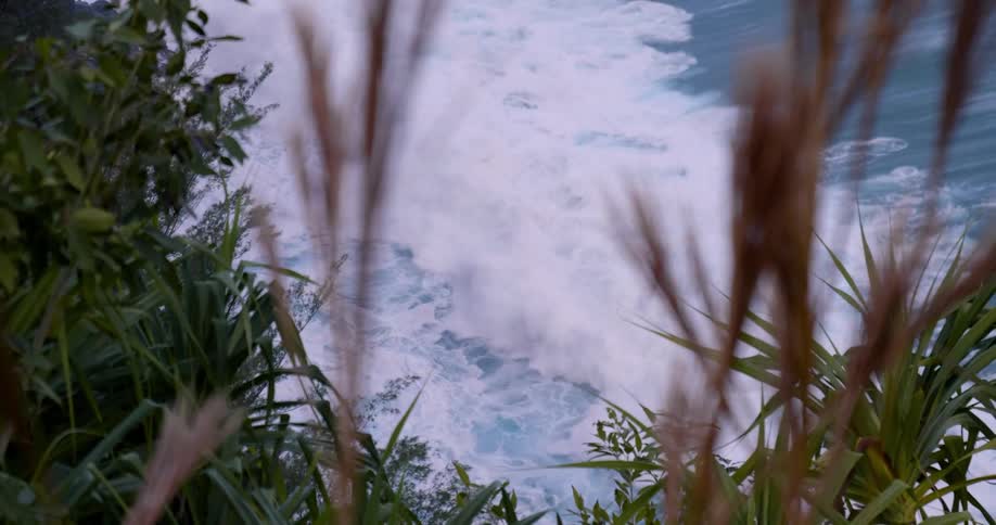 Ocean waves crashing to shore