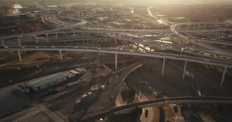The roads around this city are intersecting and have heavy traffic