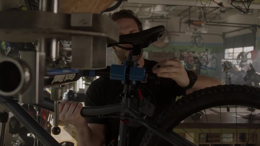 Man clamps a bike at eye level