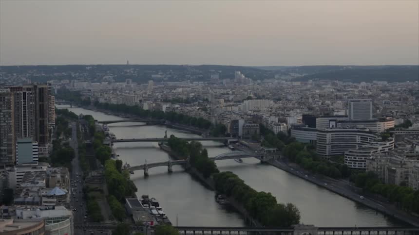 A river runs through a city