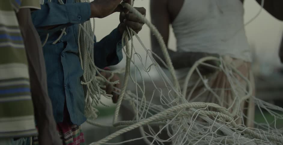A group of people are tying a bunch of ropes together