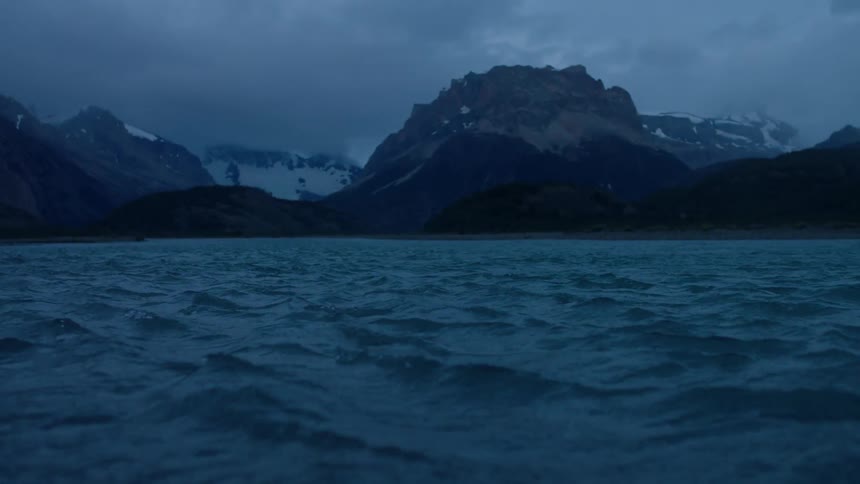 The waves move fast before the mountain at dawn