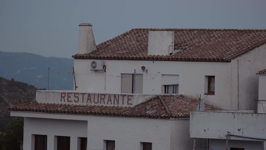 The building has a sign that says restaurante