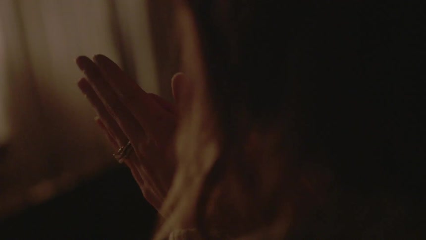 A person rubs their hands together