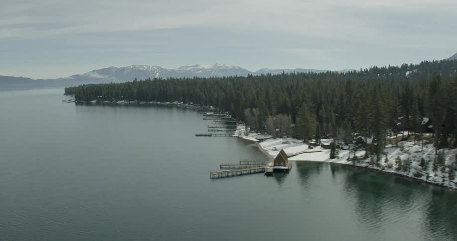 The coast of this lake is full of snow in Lake Tahoe, California