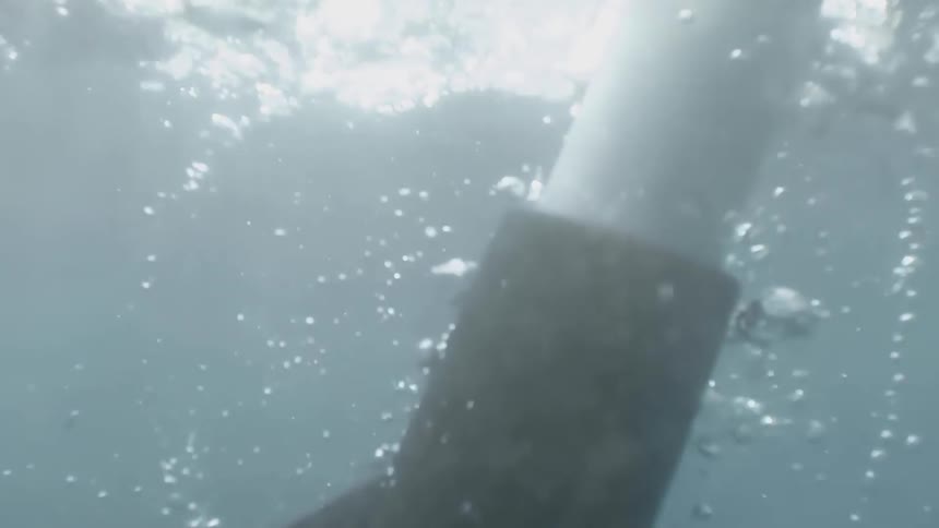 An oar paddles in a body of water