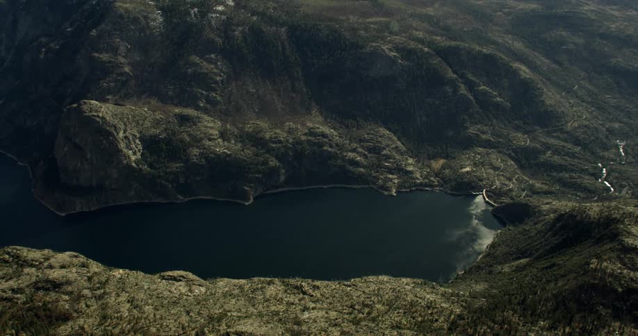 Mountains surround a lake on a sunny day in Yosemite National Park, California