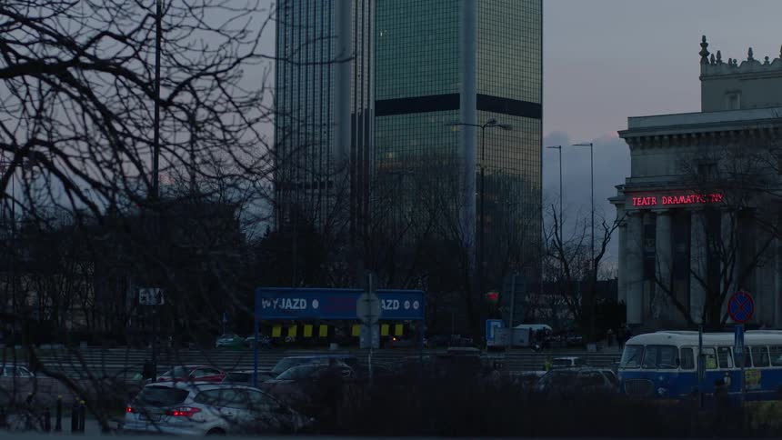 A tall building in the middle of a city