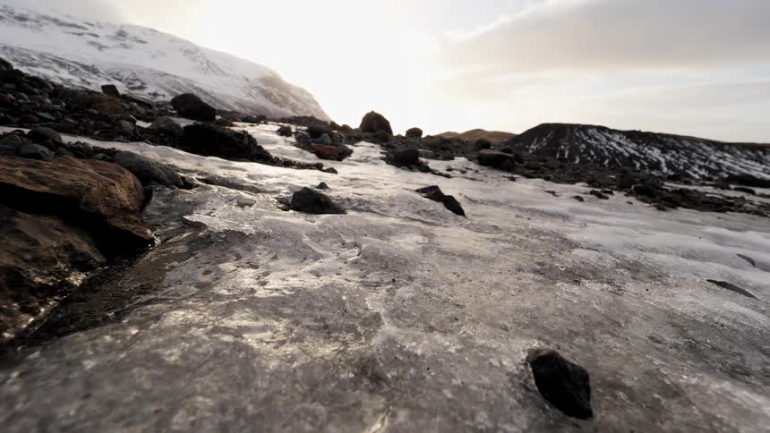 The water on this mountain is all frozen