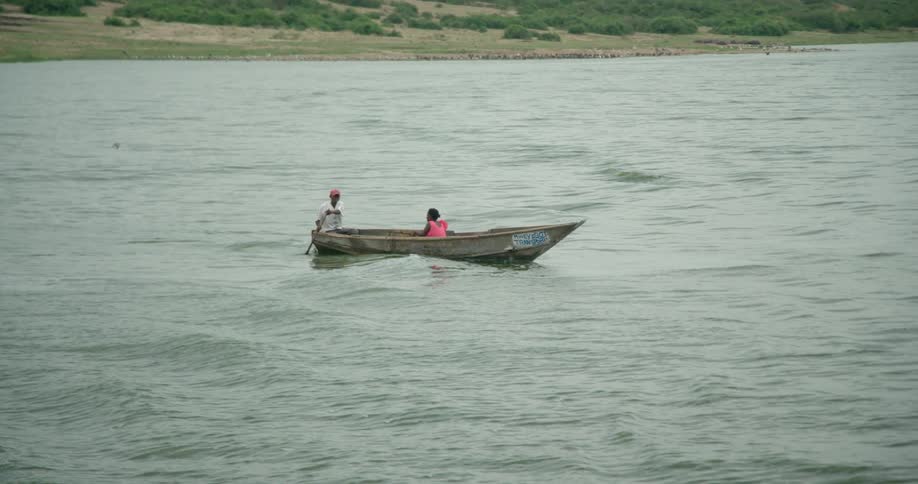 Two people are rowing a boat in the lake