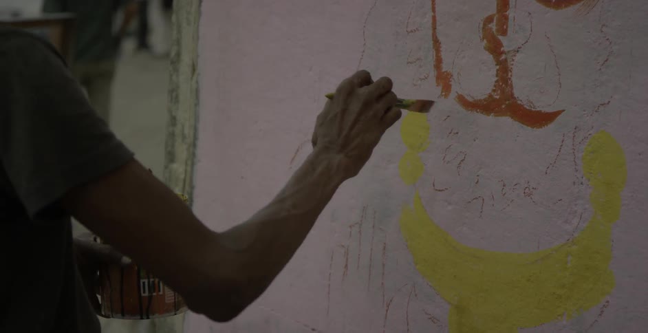 Person paints a picture of a lion