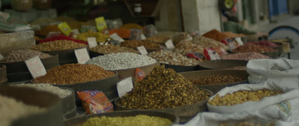 Food is in labeled bins in an open air market