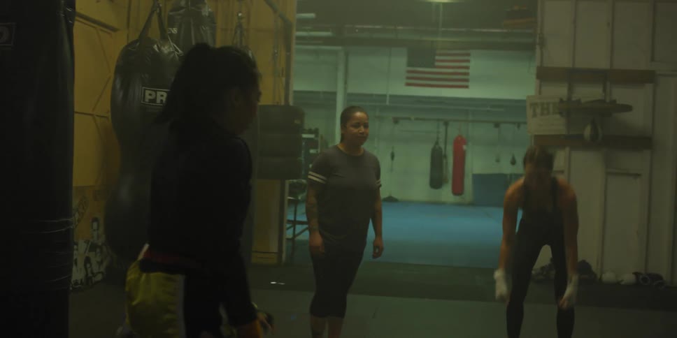 People are exercising together in a gym