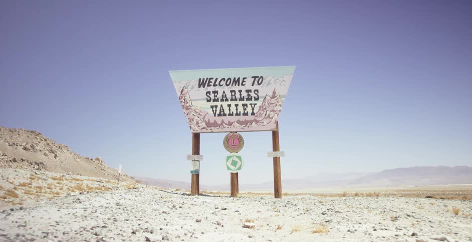 An old sign welcoming visitors in the desert