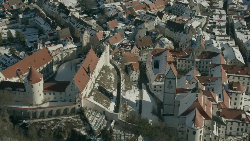 The town is full of large houses by the water