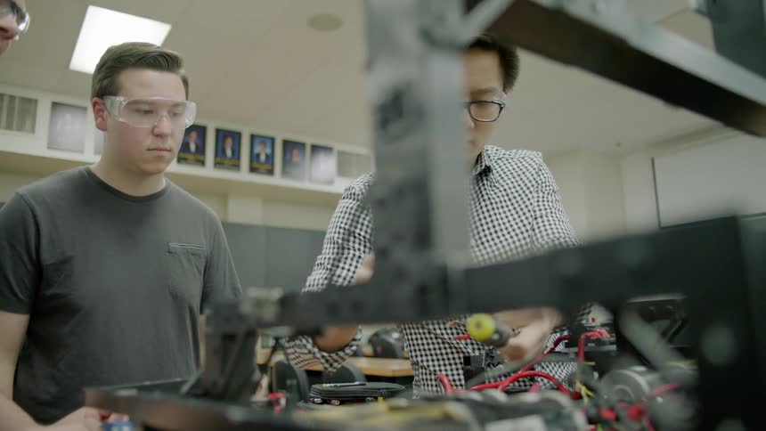 Students are working in an engineering lab