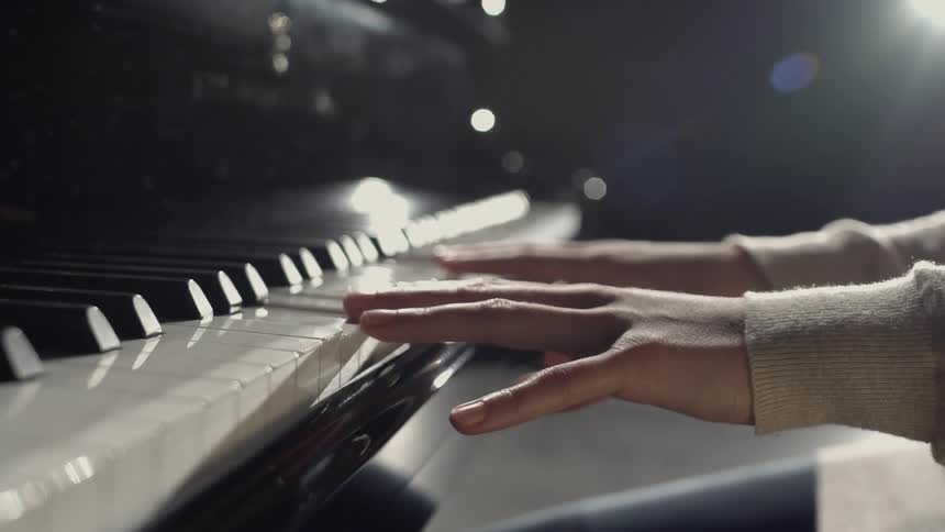 Someone is running their fingers along some piano keys