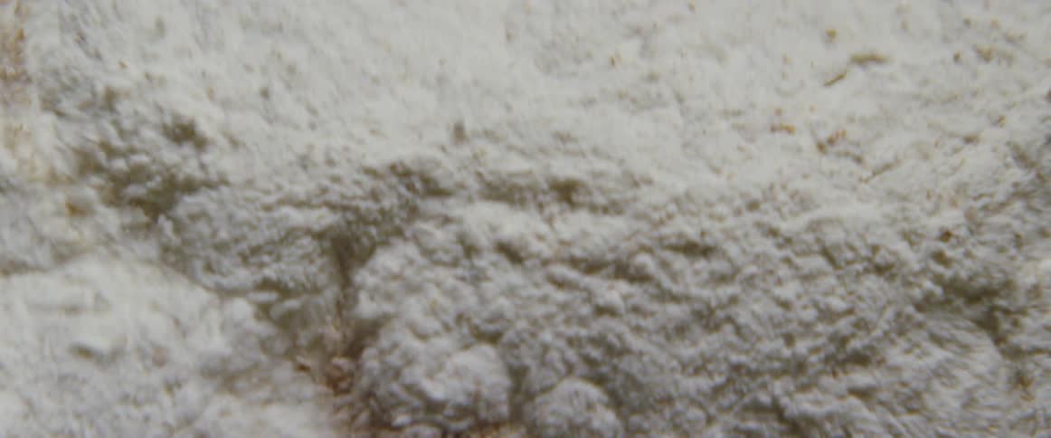 A white powder is vibrating