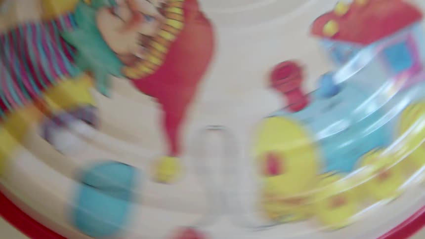 Humming Top spins showing different cartoons