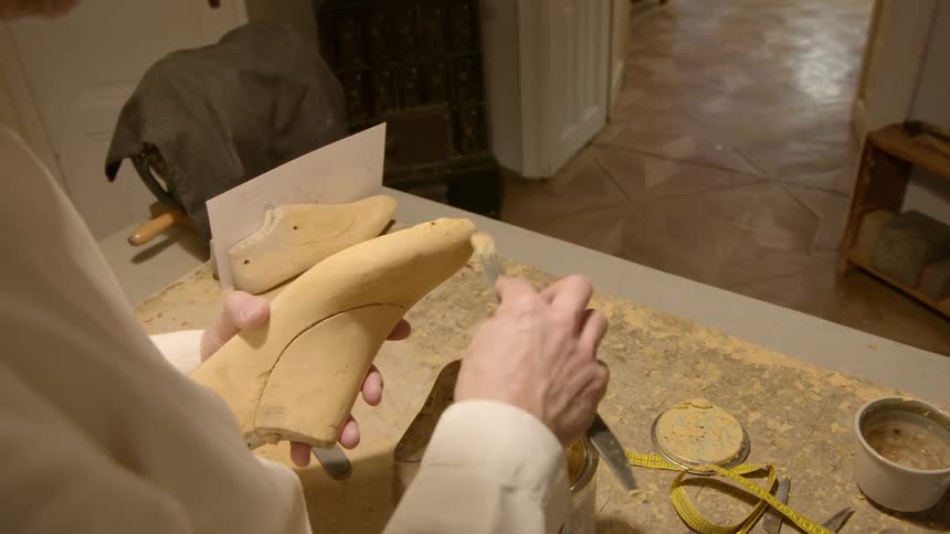 Person paints a mold for a shoe