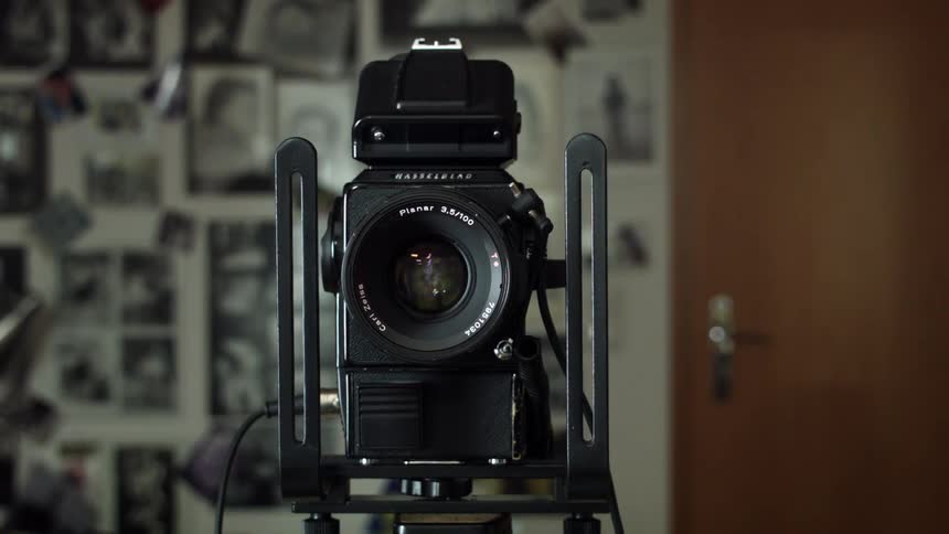 The lens on a medium format camera is opening and closing
