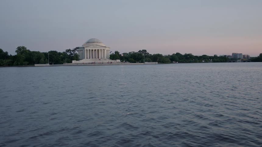 The jefferson memorial is shown at dusk