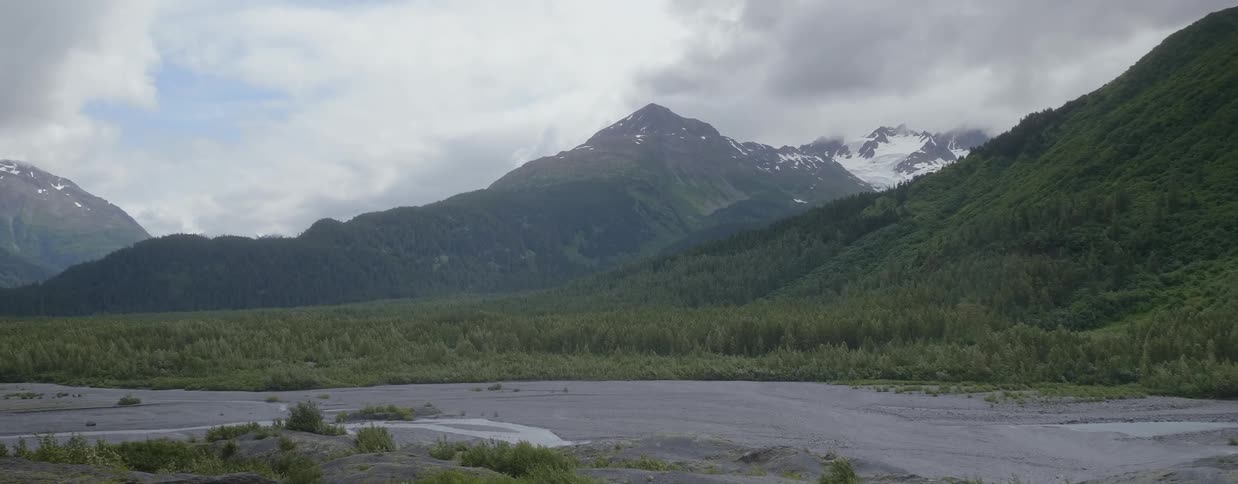 A river flows in front of mountains
