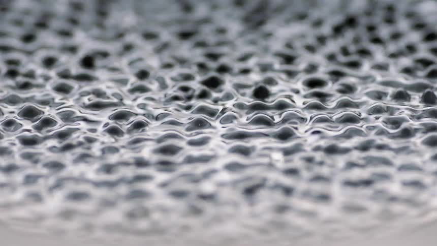 Liquid vibrates and bounces