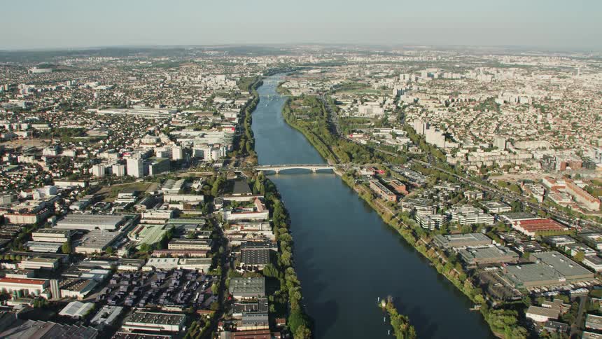 A river flows through an urban area on a sunny day