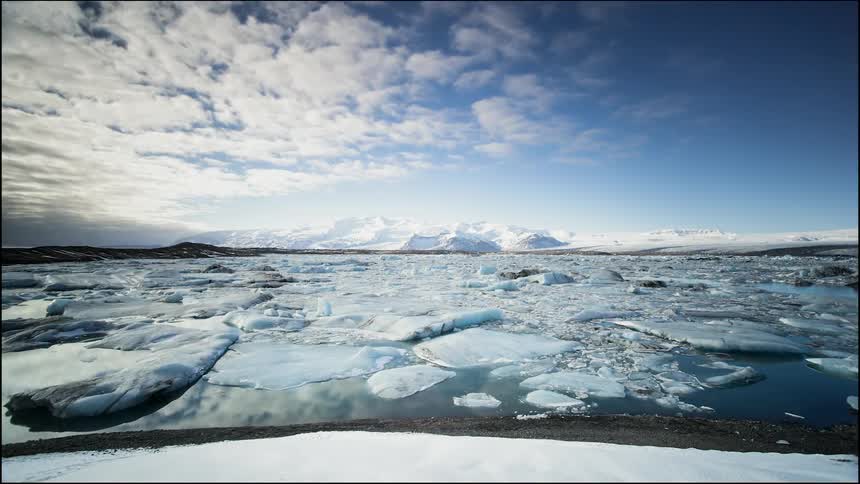 The water is full of ice on a cloudy day
