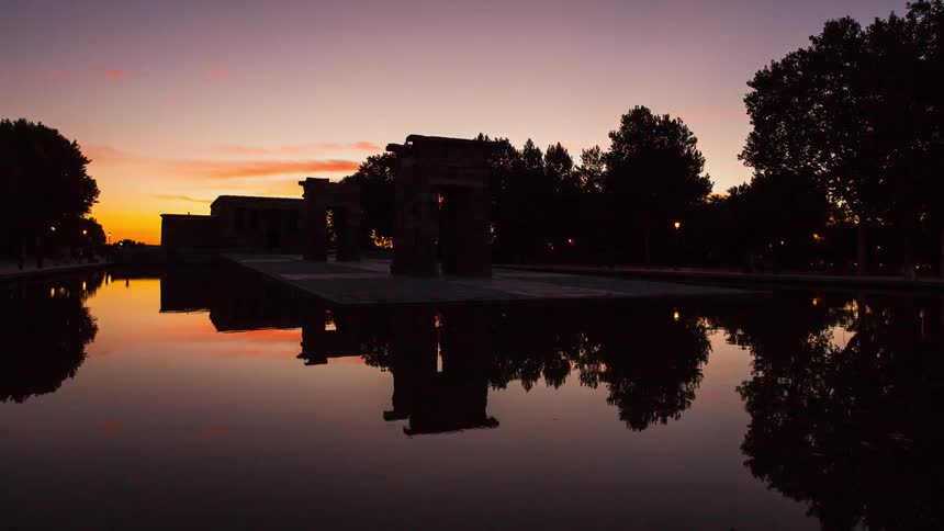 Timelapse of tourists around a pond